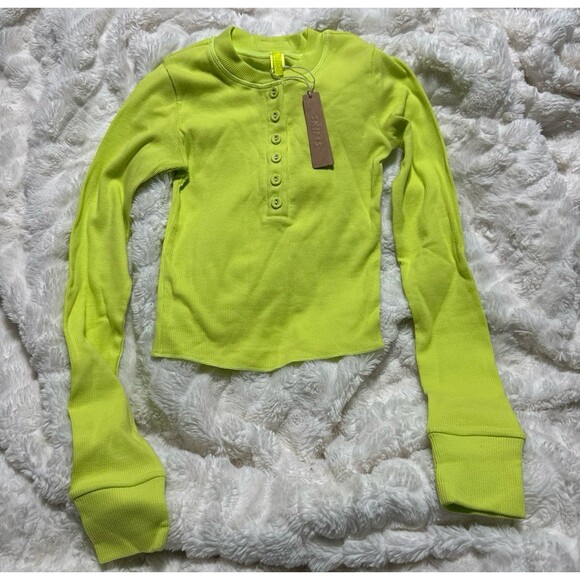 SKIMS COTTON RIB LONG SLEEVE CROP HENLEY XXS Daffodil - Picture 3 of 5